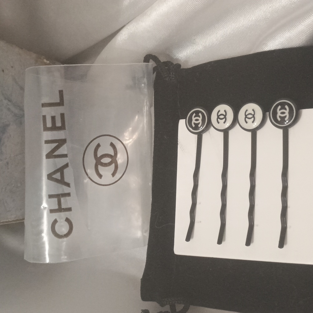 New CHANEL Elegant Black Hair Pins with Iconic Logo - Picture 3 of 3